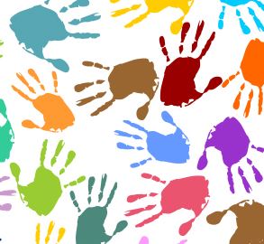 Logo Kinderpreis zeigt bunte Handabdrücke von Kinderhänden