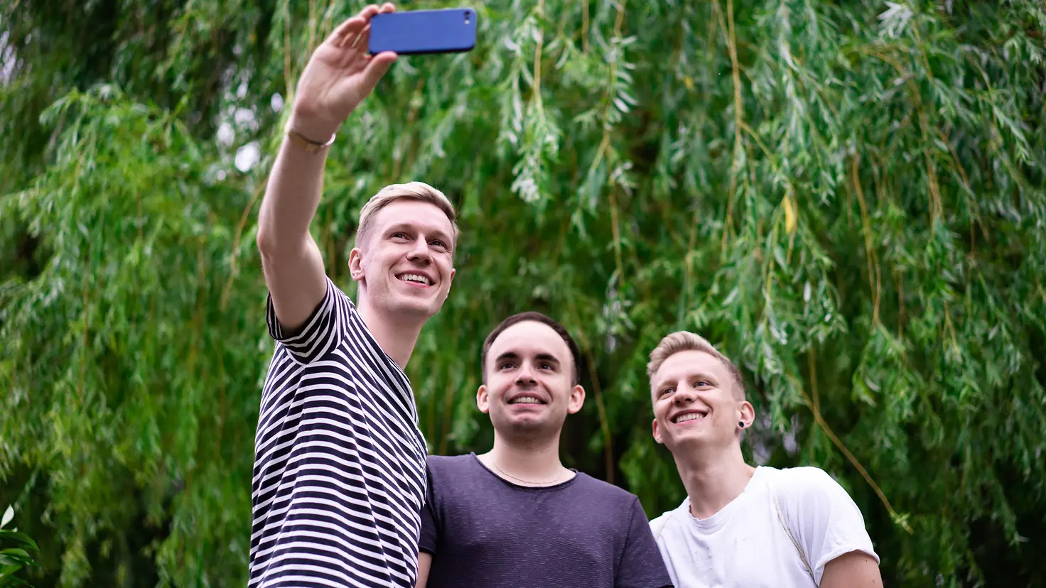 Drei junge Männer machen ein Selfie