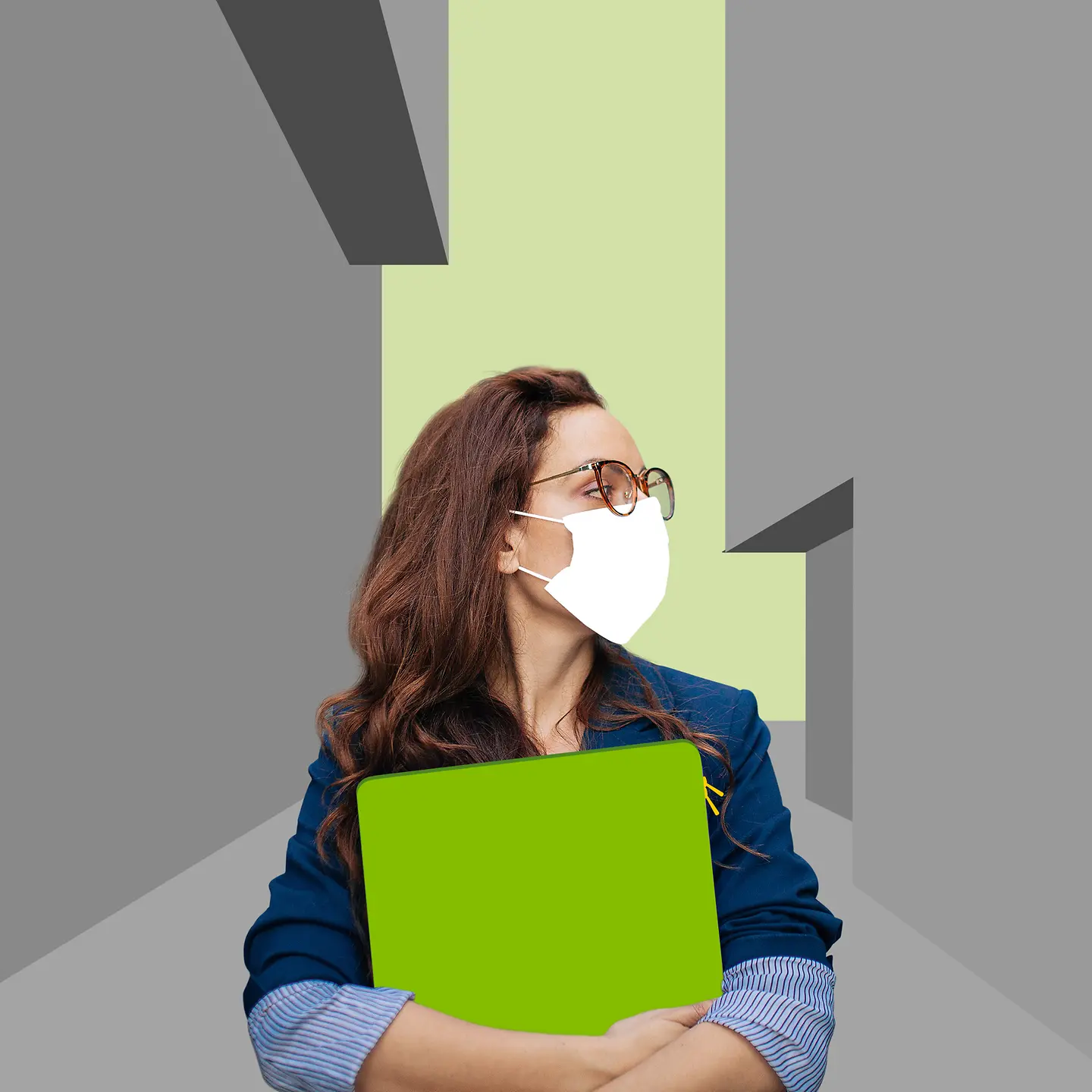 Eine Frau mit Mundschutz steht vor einem illustrierten grauen Hintergrund.