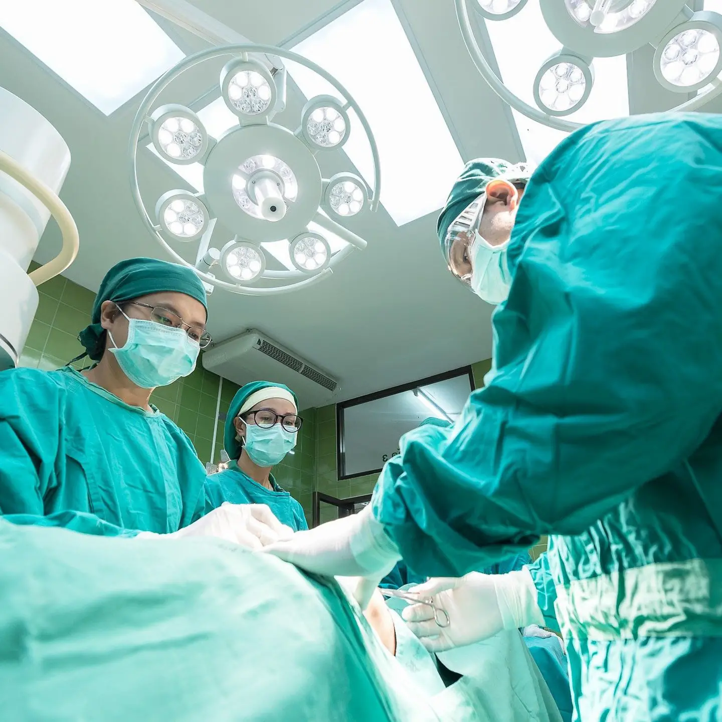 Ärztinnen und Ärzte bei einem chirurgischen Eingriff in einem Operationssaal