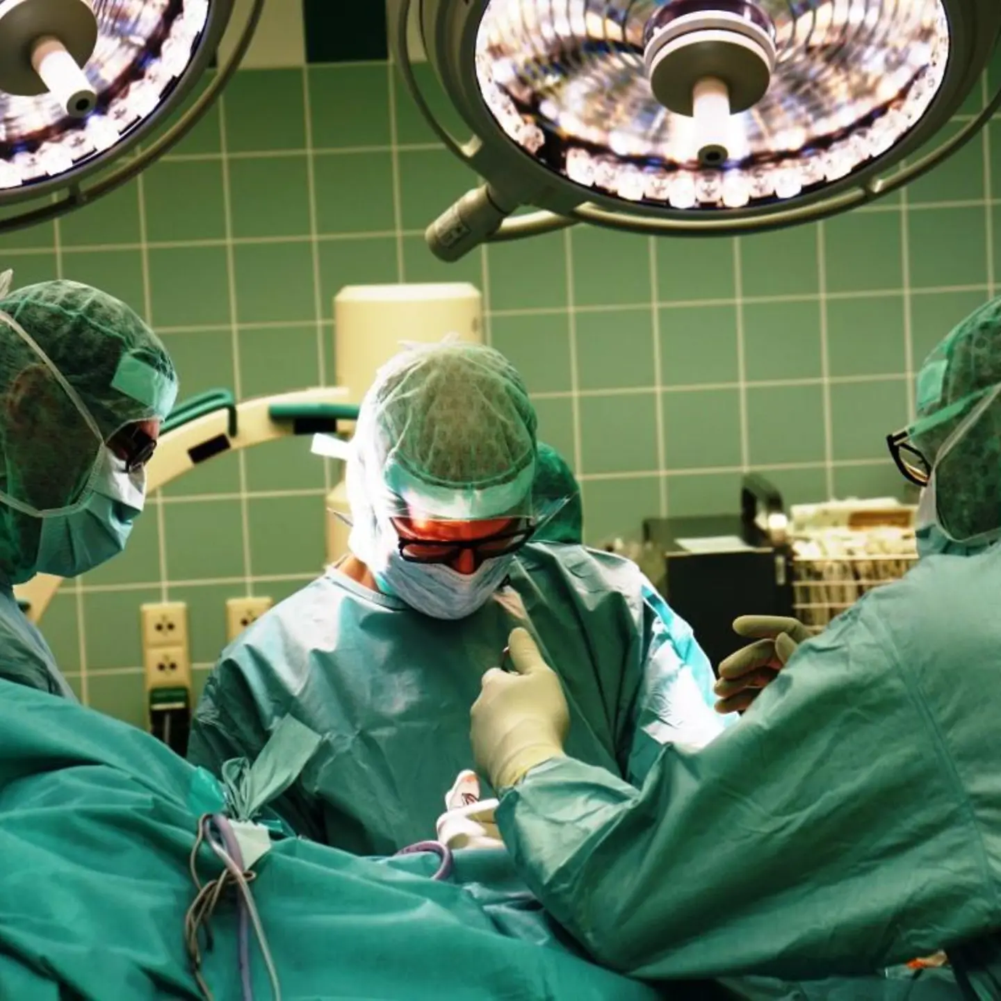 Ärztinnen und Ärzte beim Operieren eines Hüftgelenk-Ersatzes. Foto: Waldkliniken Eisenberg