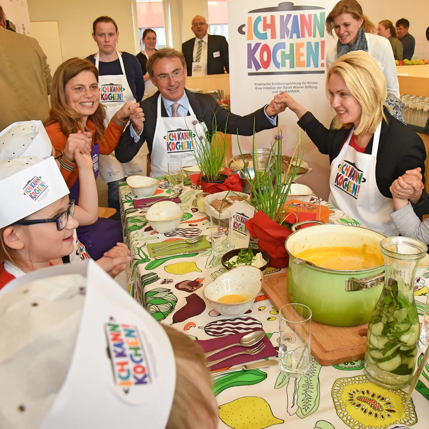 Kochen mit Kindern: Teilnehmer am Tisch