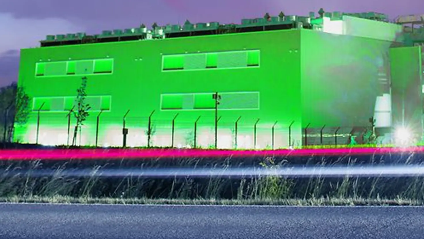 Blick auf das grün angeleuchtete Gebäude des Telekom-Rechenzentrums in Biere bei Magdeburg.