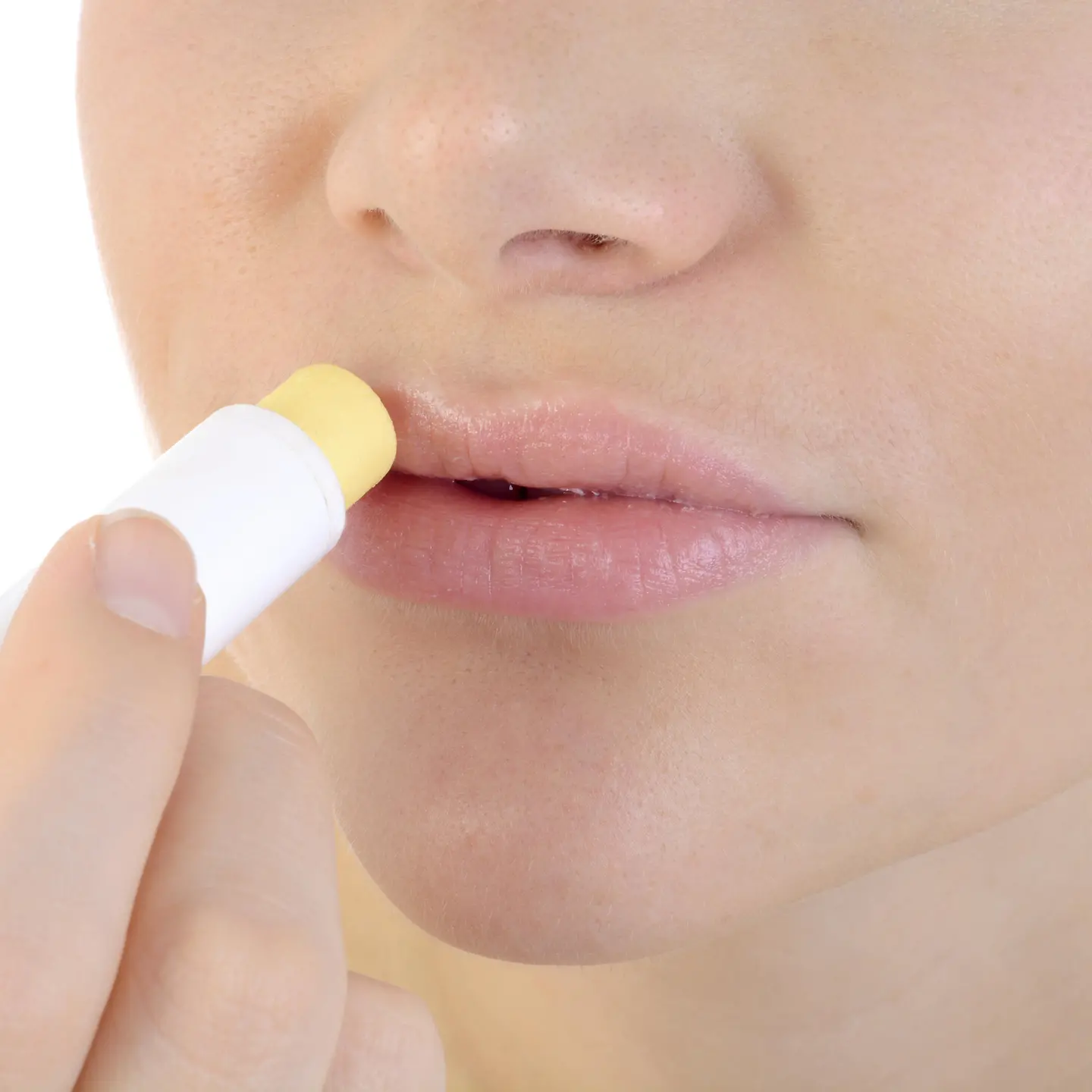 Das Bild zeigt das Gesicht einer Frau, die einen Lippenpflegestift nutzt.