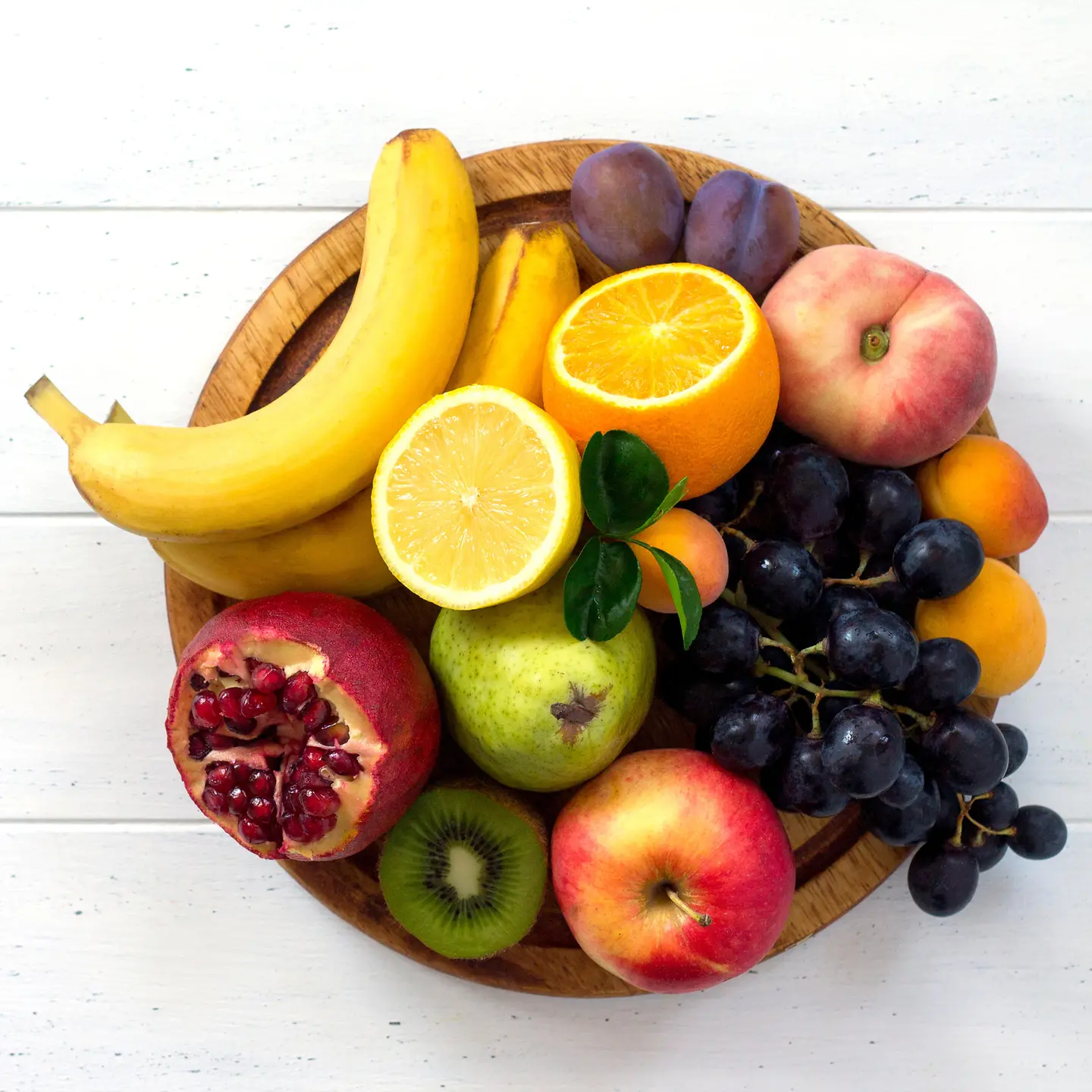 Das Bild zeigt verschiedenes Obst in einem Obstkorb.