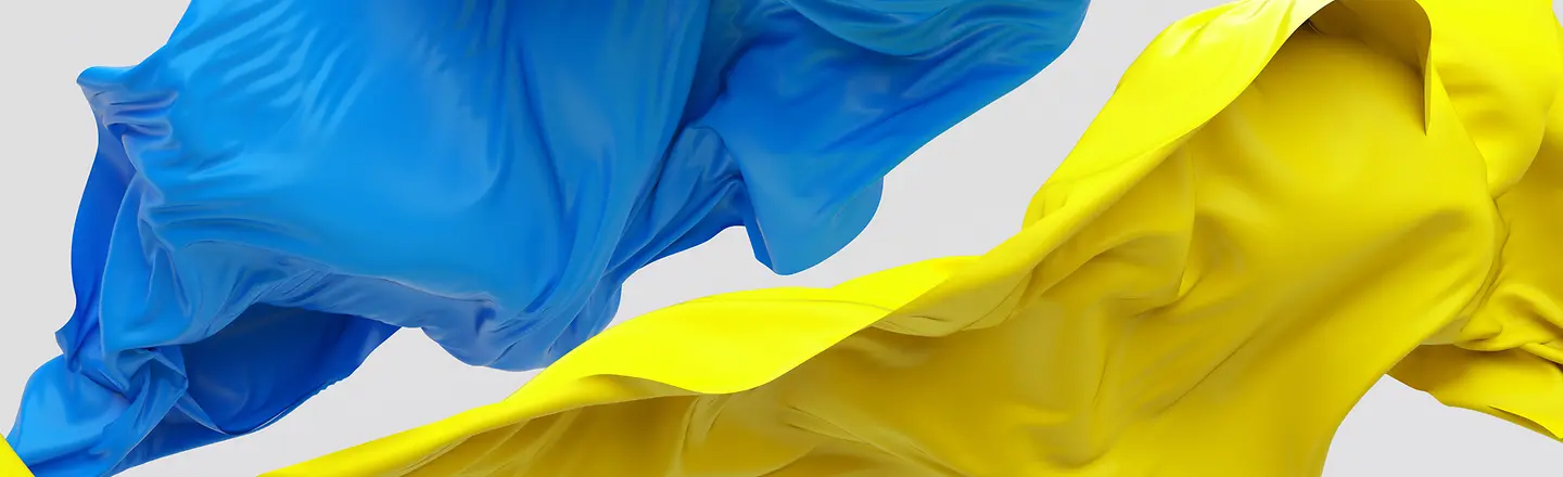 Zwei wehende Flaggen in den Farben der Ukraine