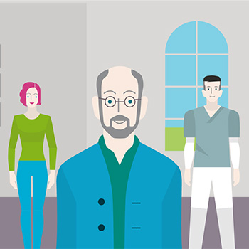 Eine Frau, ein Pfleger und ein älterer Mann stehen in einem Raum