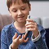 Kind mit Insulin-Spritze