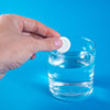 Eine Aspirin-Tablette wird in einem Glas Wasser aufgelöst