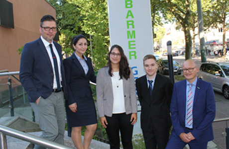 Fünf Personen auf einer Treppe