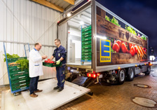 Warenanlieferung bei einem Logistikzentrum von Edeka: Edeka Minden-Hannover.