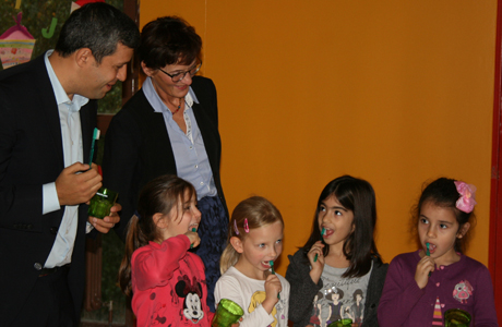 Raed Saleh und Gabriela Leyh mit Kindern der Gottfried-Röhl-Grundschule bei einer Zahnputz-Aktion.