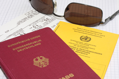 Reiseunterlagen - Pass, Ticket, Sonnenbrille