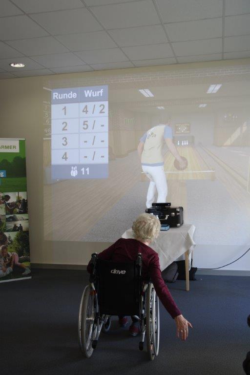 MemoreBox: Spielende Seniorin im Rollstuhl