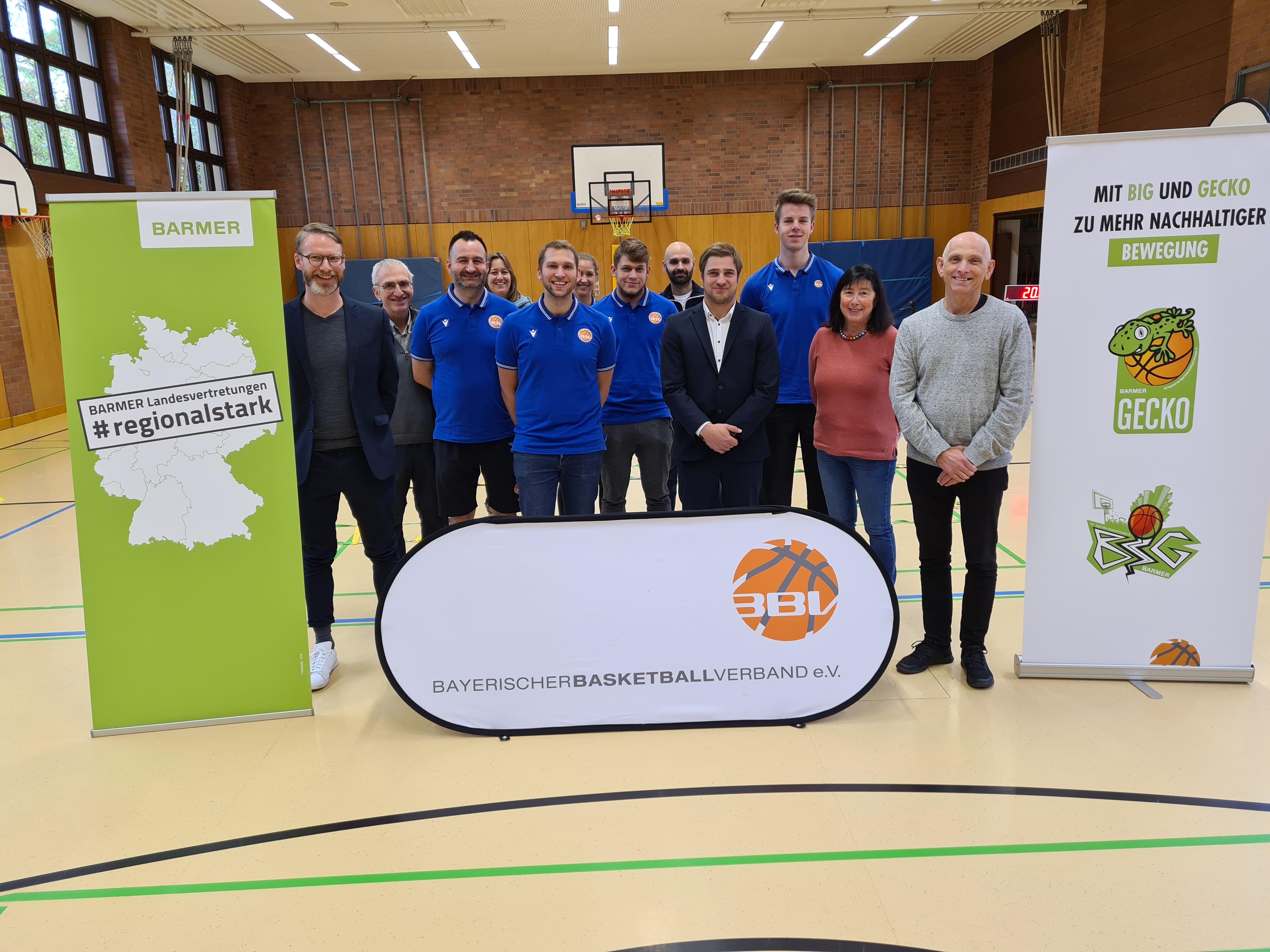 Foto von den Teilnehmern am Kick-off für bayernweite Präventionsprojekte an der Gerhardinger Grundschule in Regensburg
