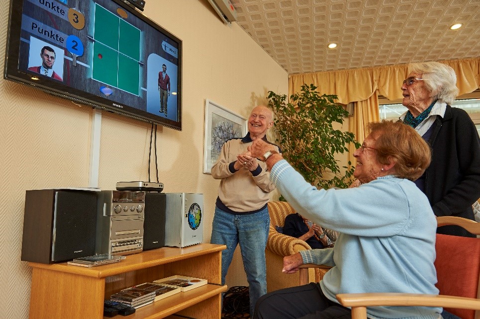 Senioren spielen therapeutische Videospiele im Seniorenheim 
