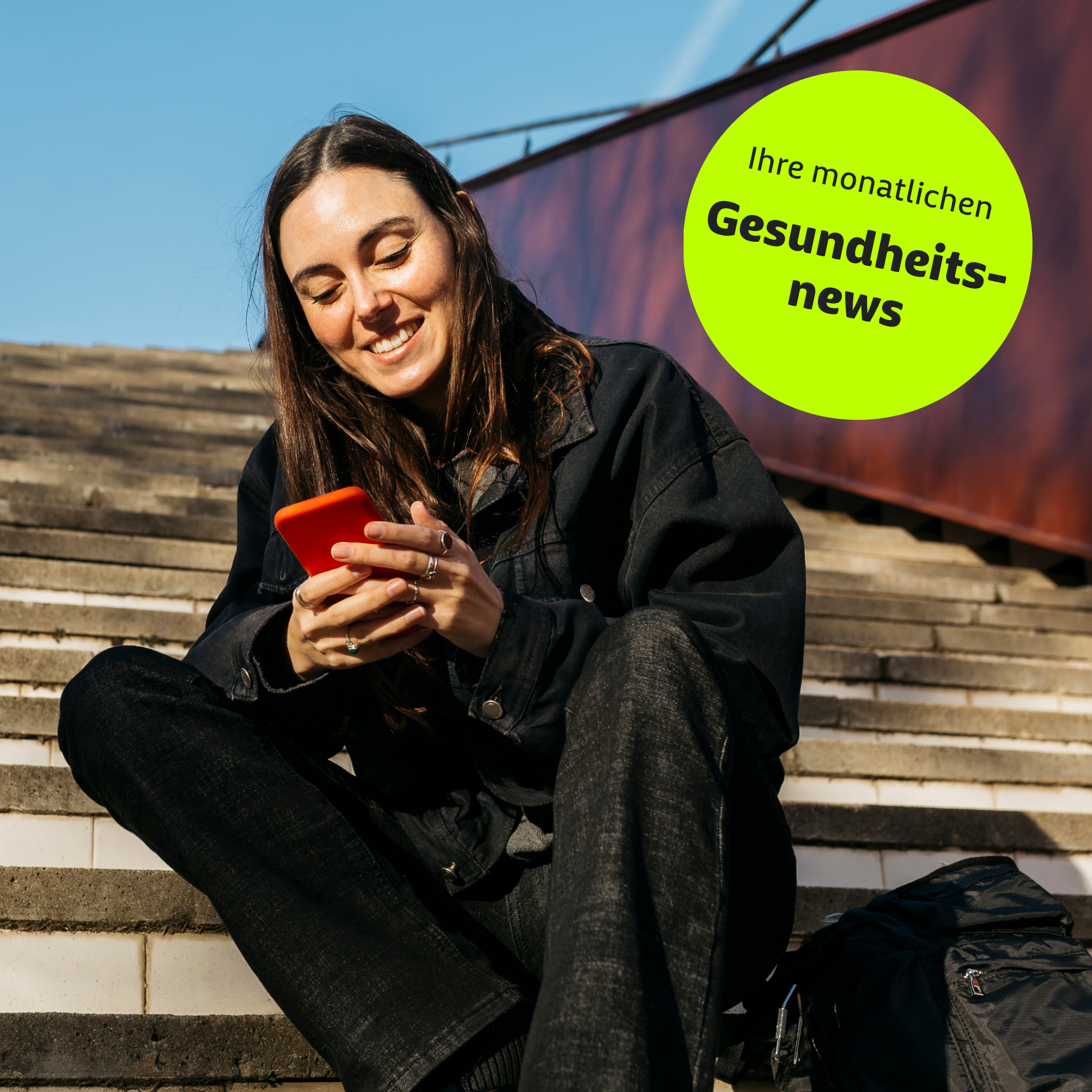 junge Frau informiert sich über ihr Smartphone im BARMER Newsletter