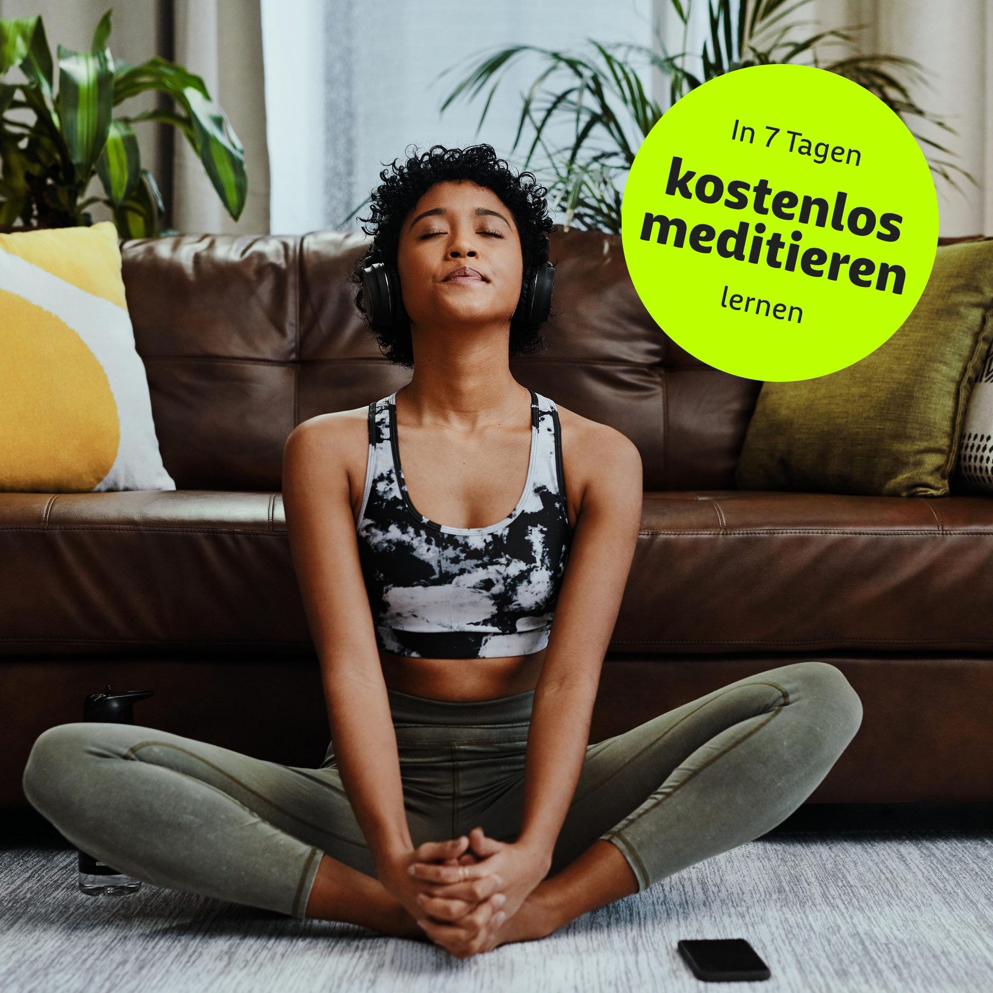 Frau sitzt vor dem Sofa und entspannt sich