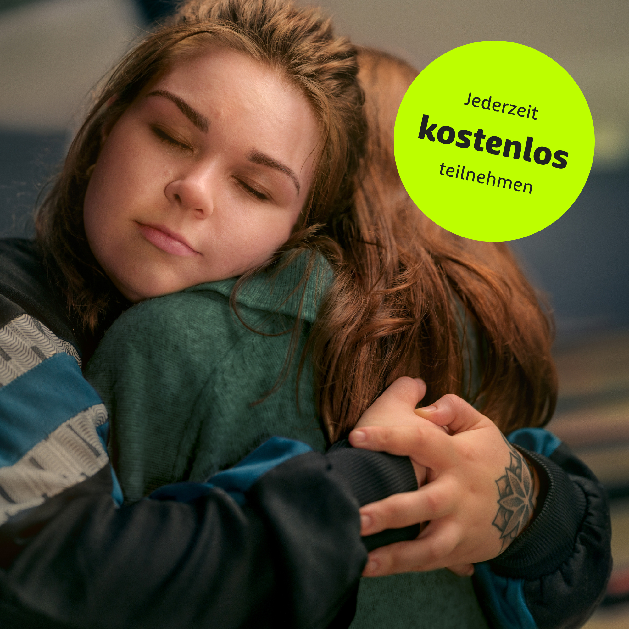 Eine junge Frau umarmt ihre Freundin und hat dabei die Augen geschlossen