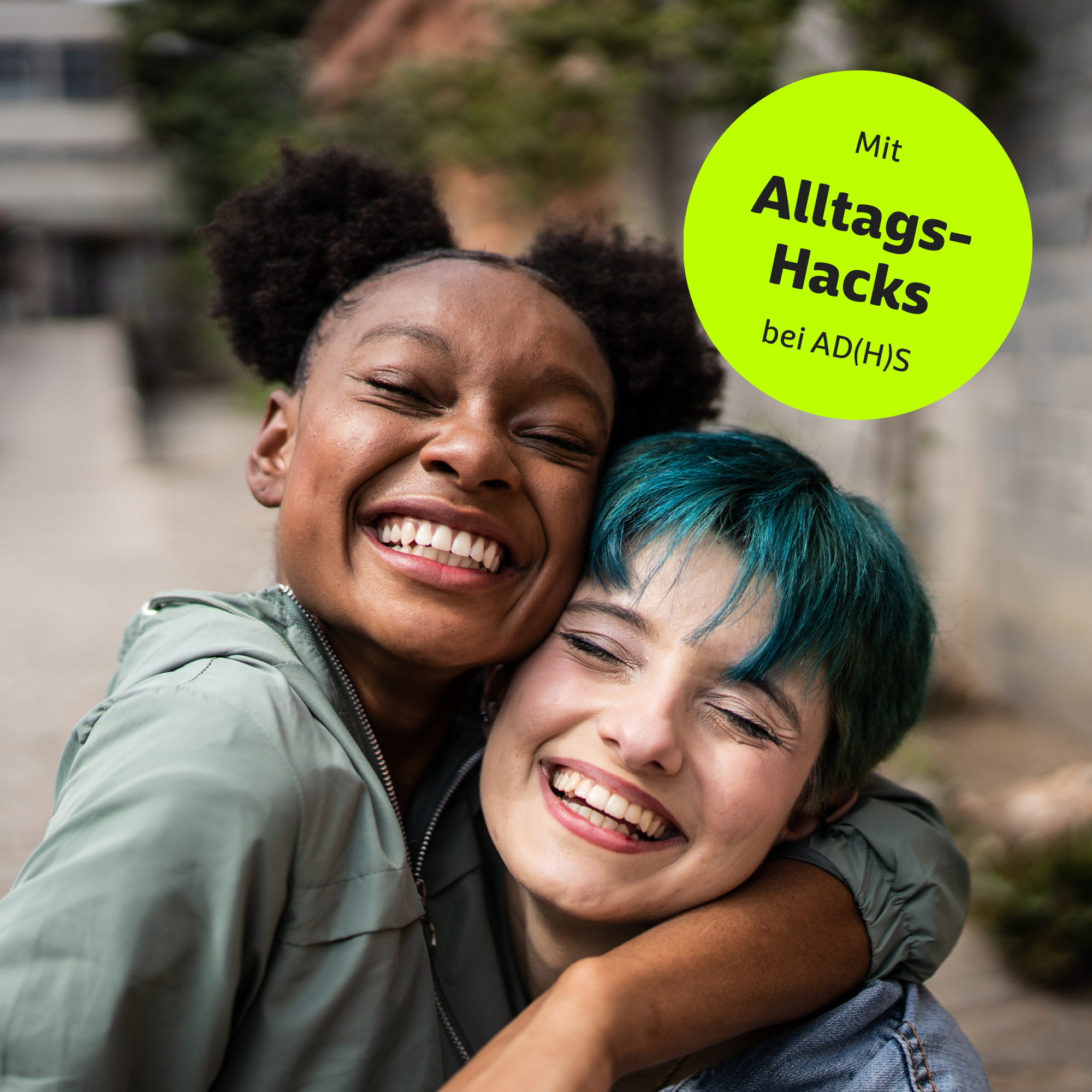 Zwei Freundinnen umarmen sich auf der Straße