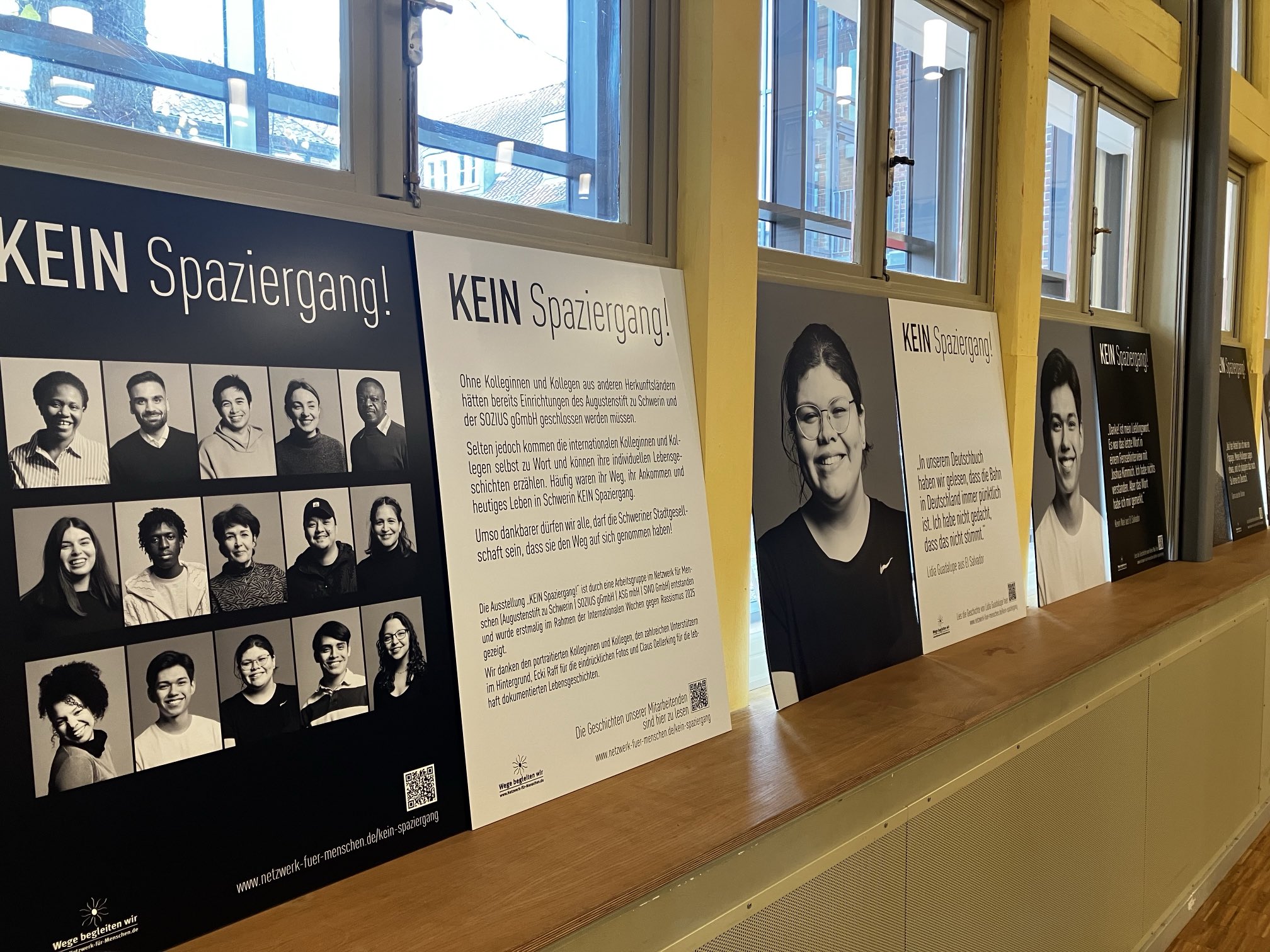 Die Ausstellung "KEIN Spaziergang!" des Netzwerkes für Menschen zeigt eindringliche Portraits von in der Pflege tätigen Menschen 
