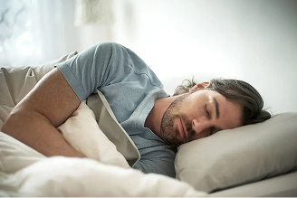 Schlafender Mann im Bett