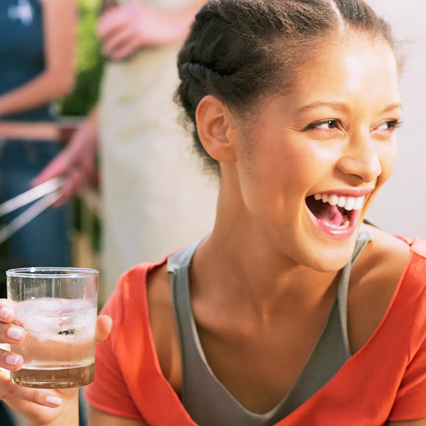 Eine junge Frau trinkt ein Glas Wasser