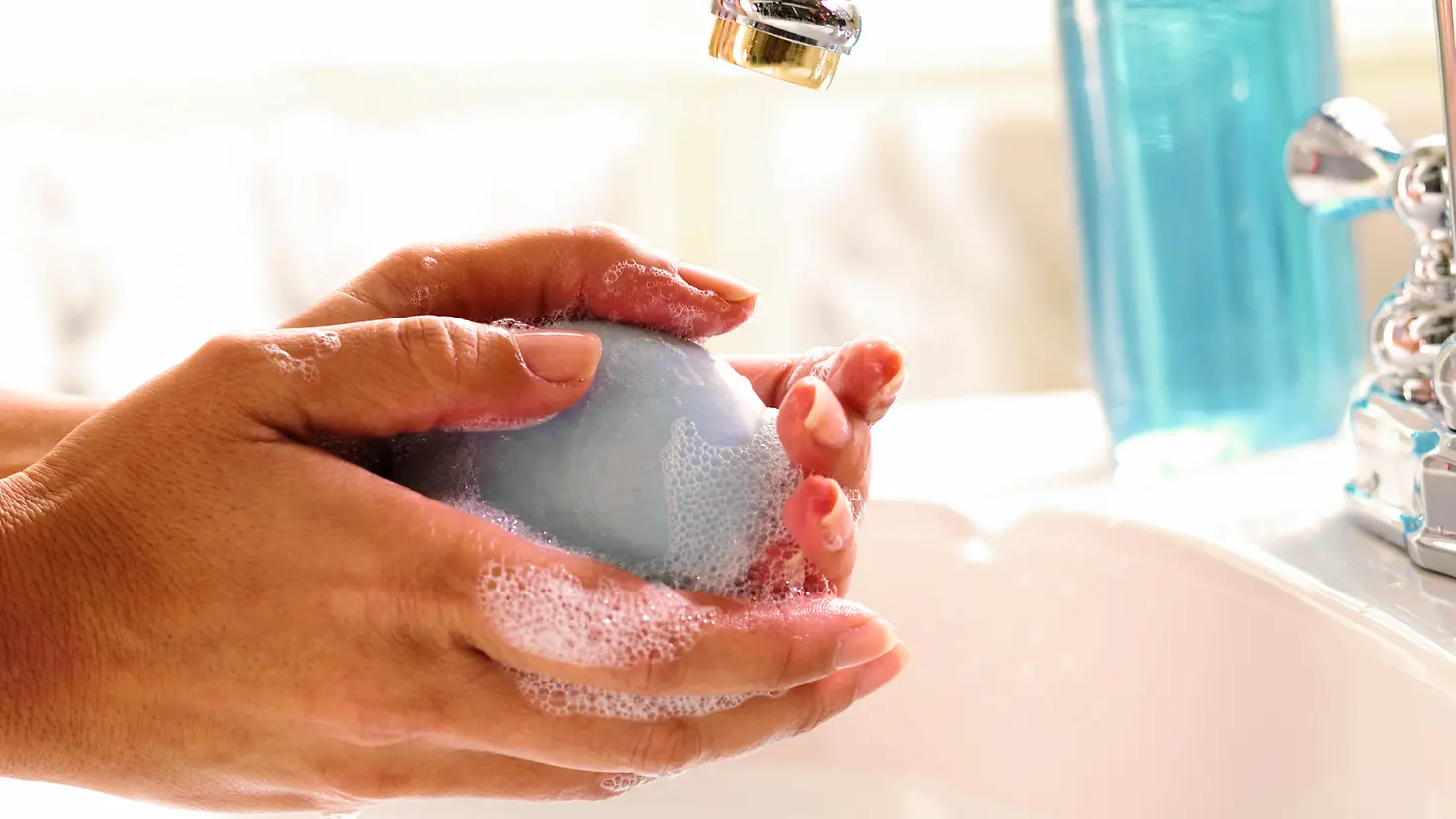 Hände werden mit Seife gewaschen.