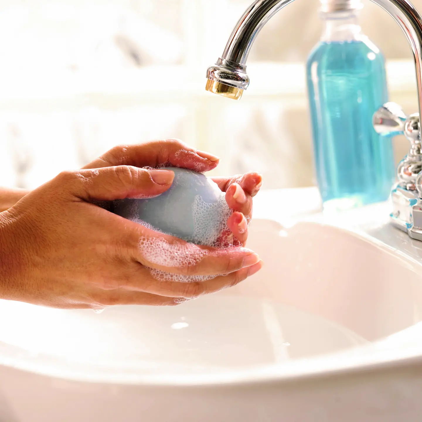 Hände werden mit Seife gewaschen.