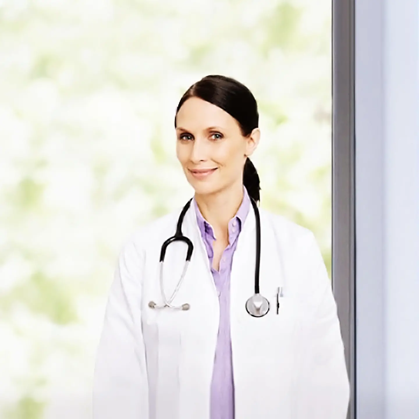 Eine Ärztin trägt ein Stethoskop um den Hals