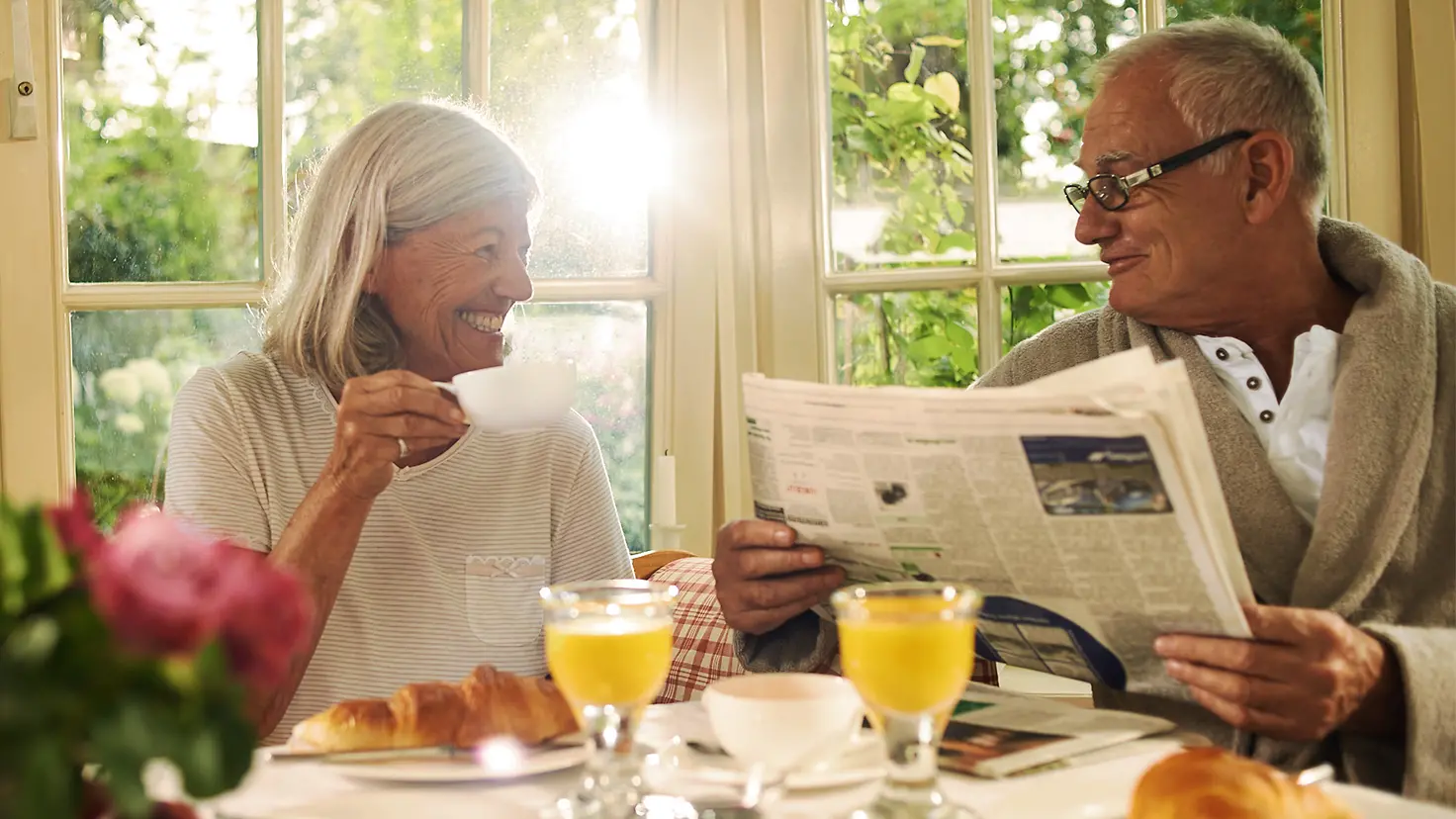 Ein älteres Ehepaar sitzt am Frühstückstisch