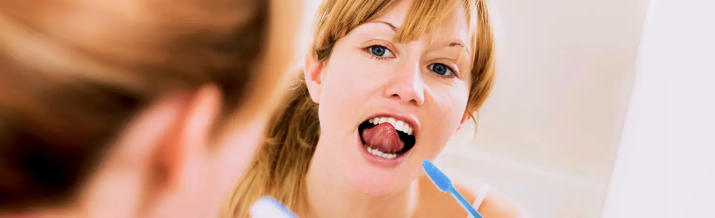 Eine Frau putzt sich die Zähne