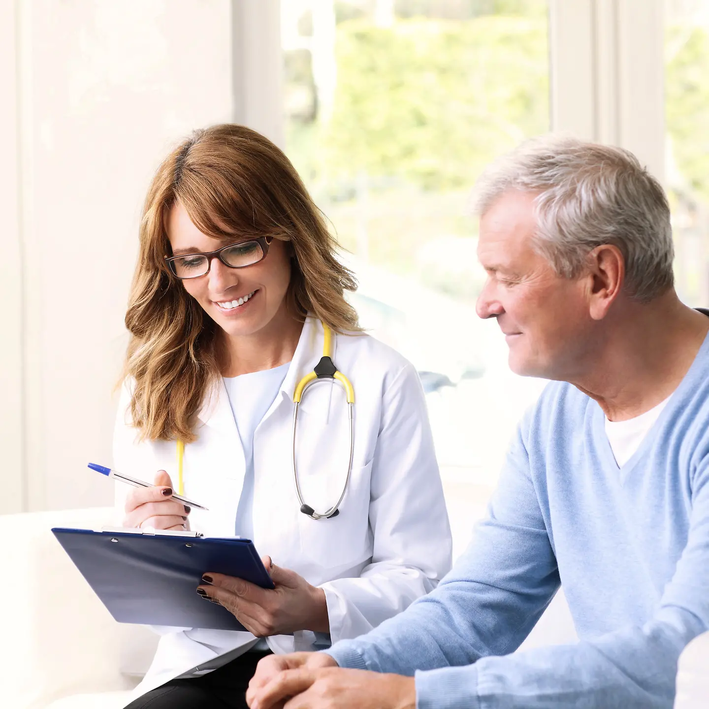 Eine Ärztin spricht mit einem Patienten über seine Untersuchungsergebnisse