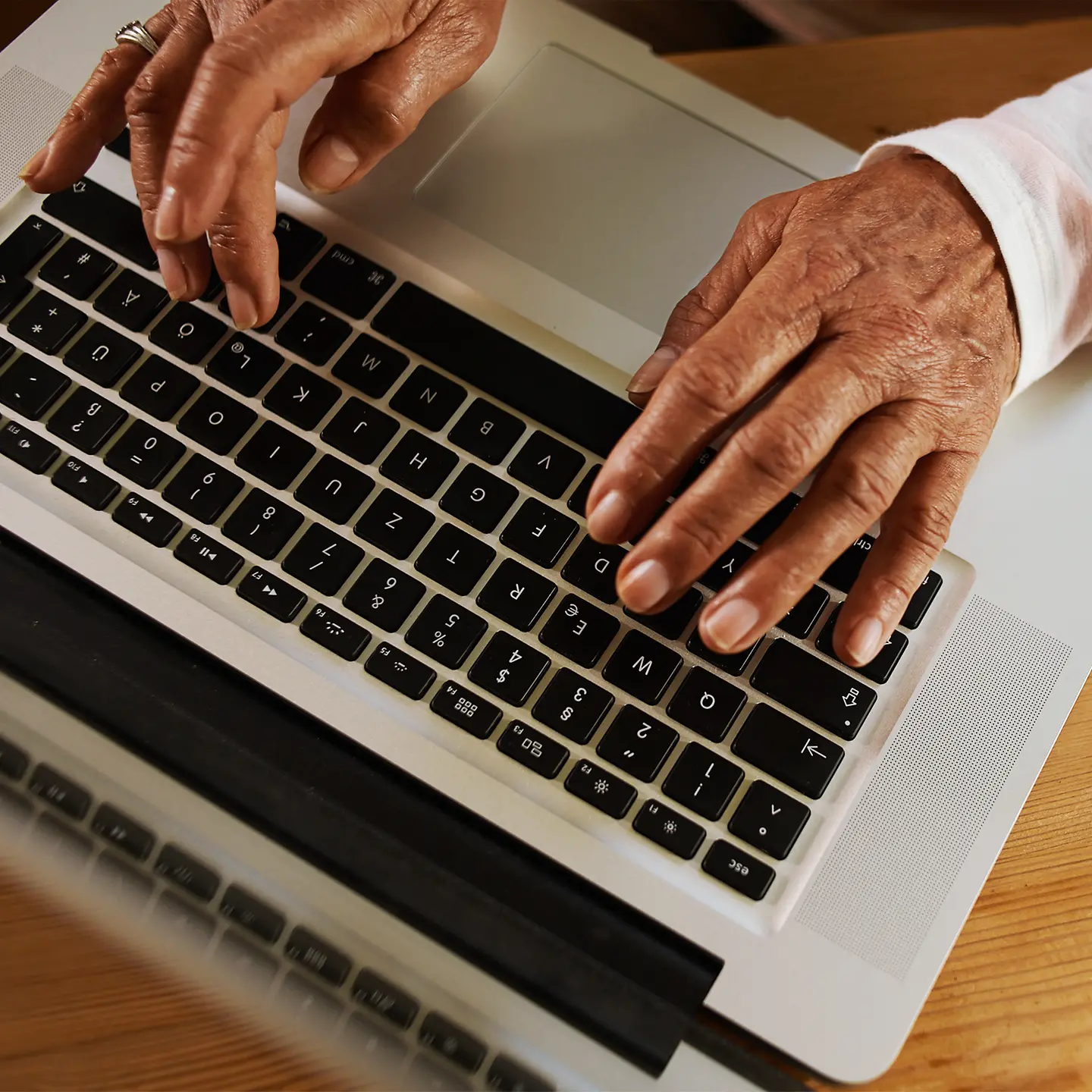 Hände auf Notebooktastatur