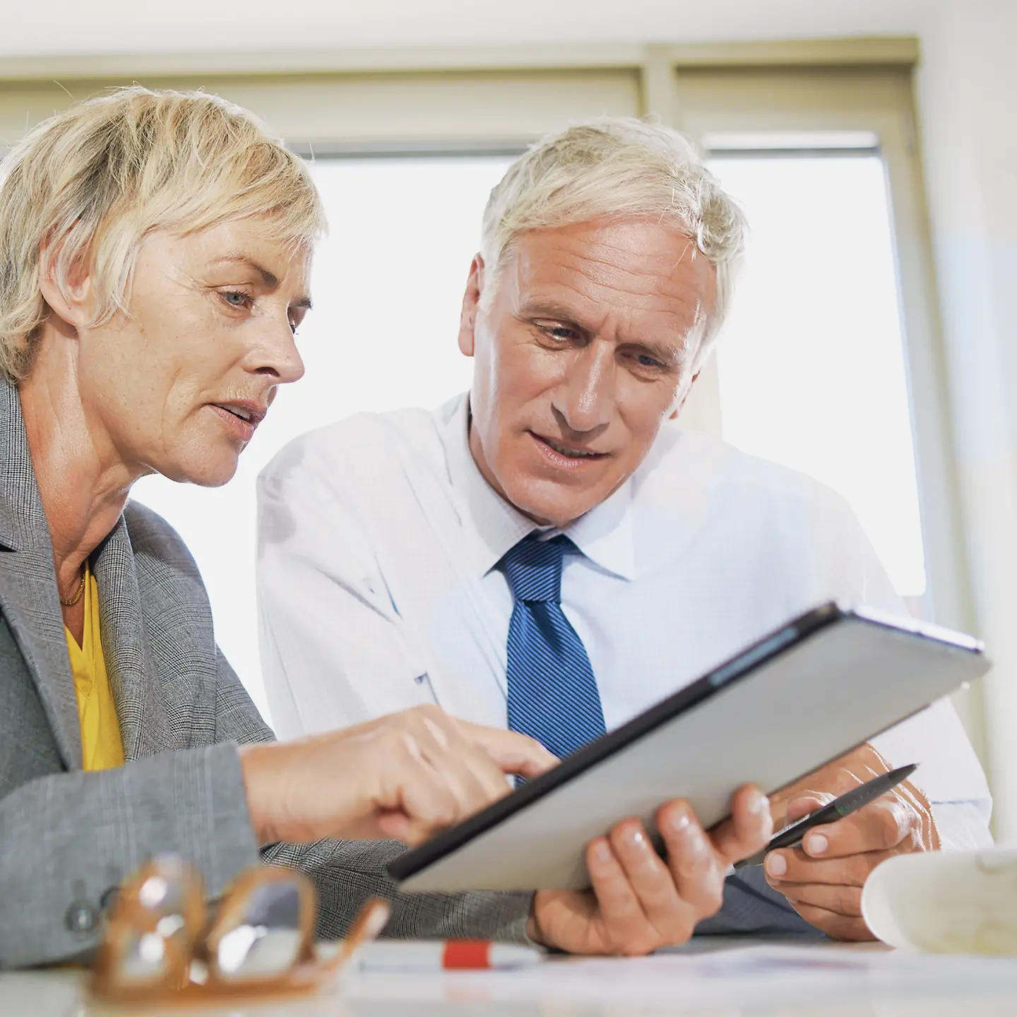 Ein Mann und eine Frau schauen gemeinsam auf ein Tablet