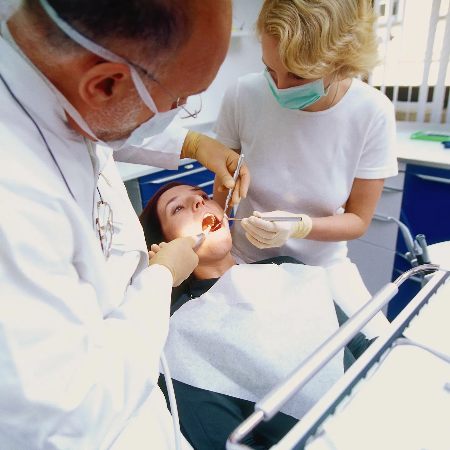 Eine Frau wird beim Zahnarzt behandelt