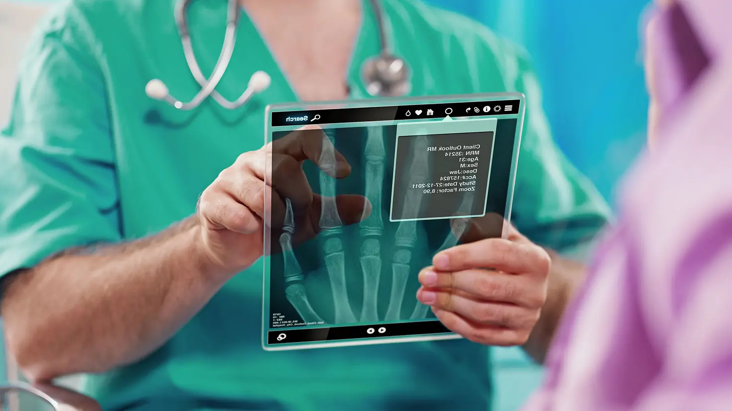 Ein Arzt schaut auf ein digitales Röntgenbild