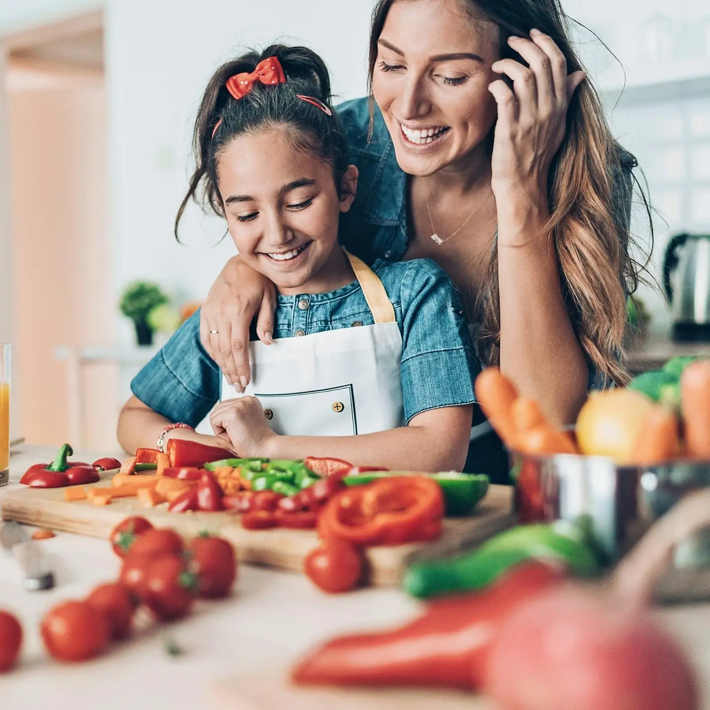 Mutter und Tochter in der Küche
