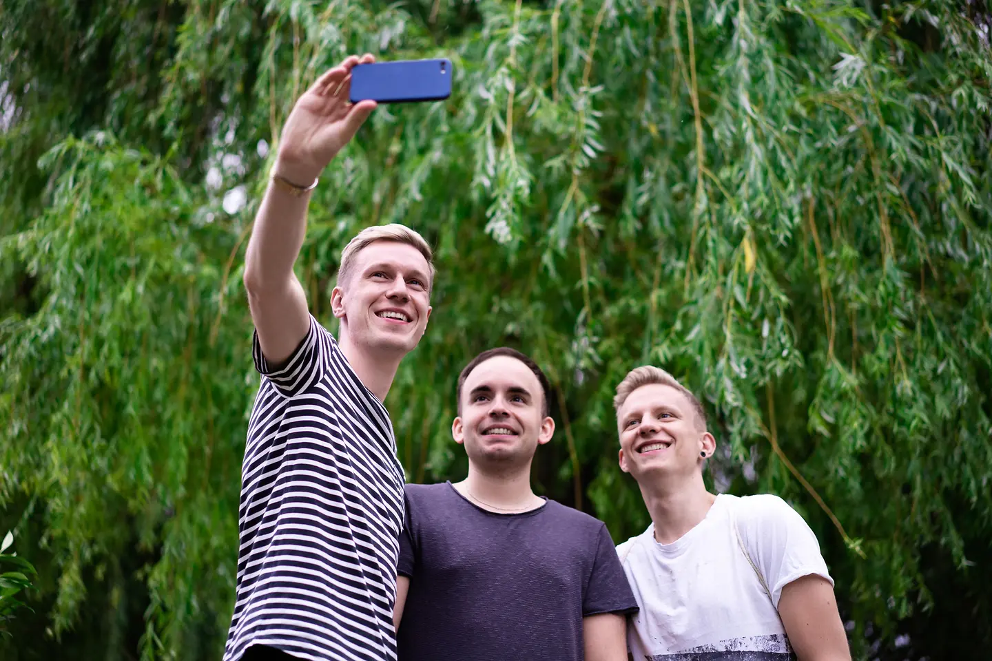 Drei junge Männer machen ein Selfie