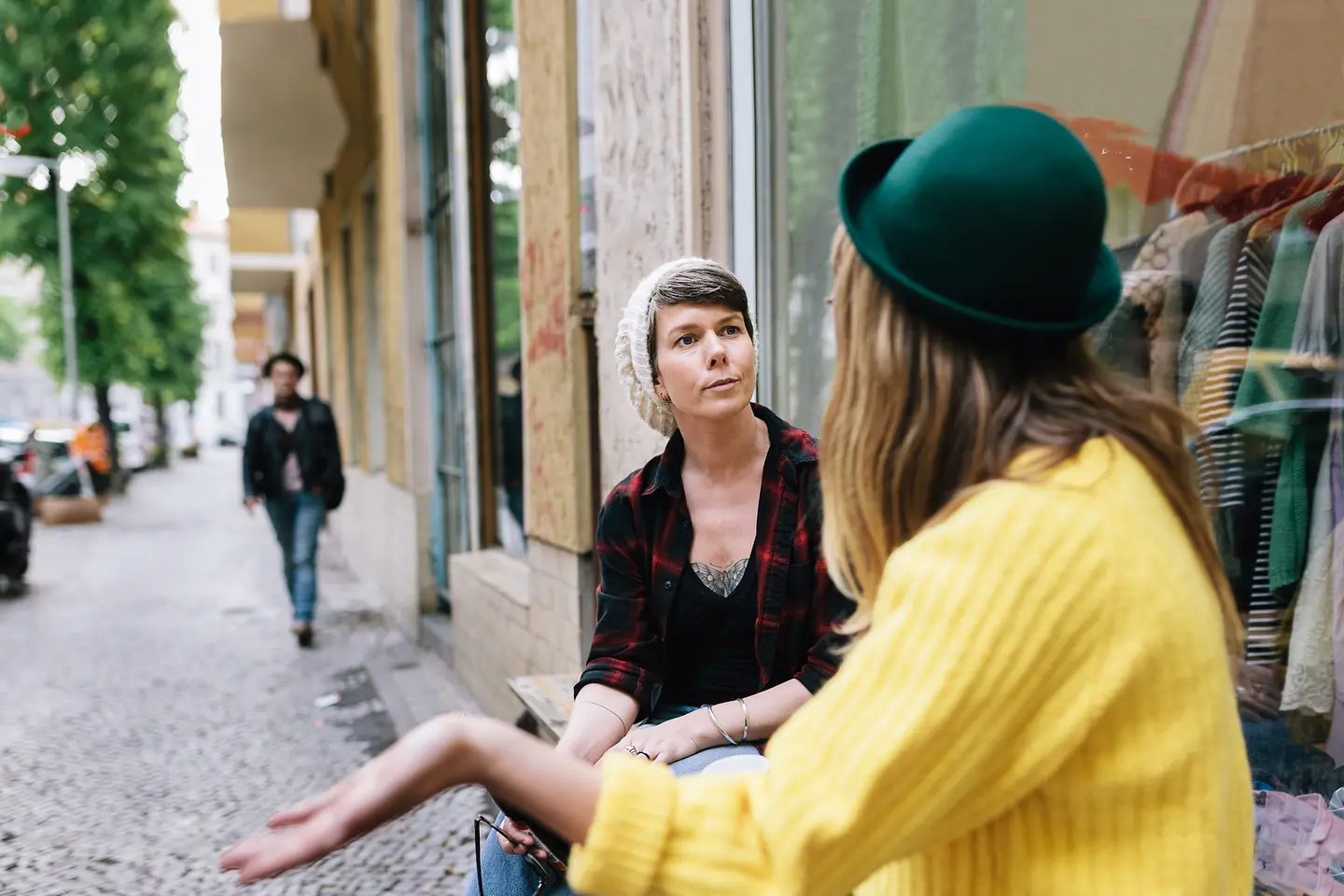 Zwei Frauen im Gespräch auf der Straße
