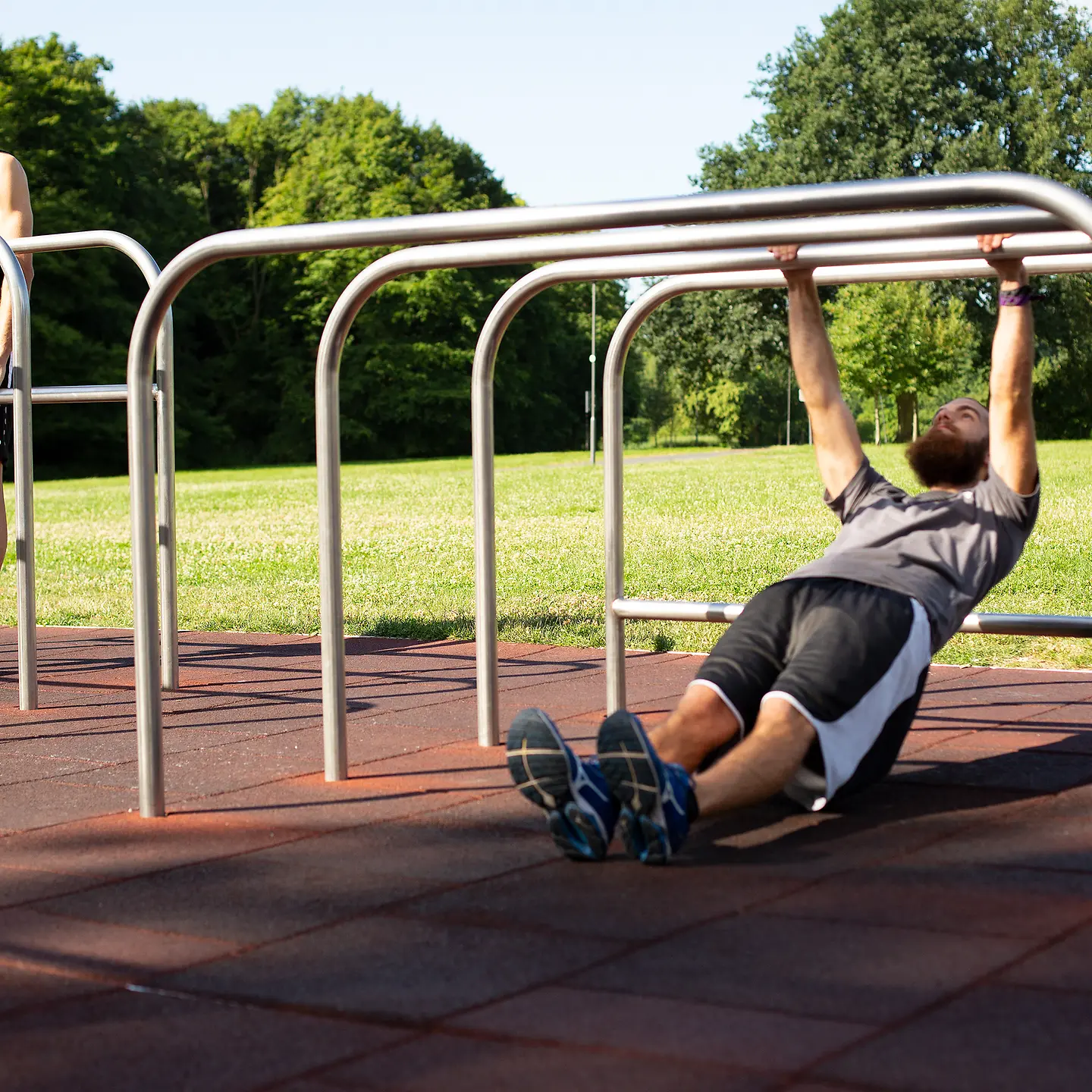 junger Mann führt pull-ups durch