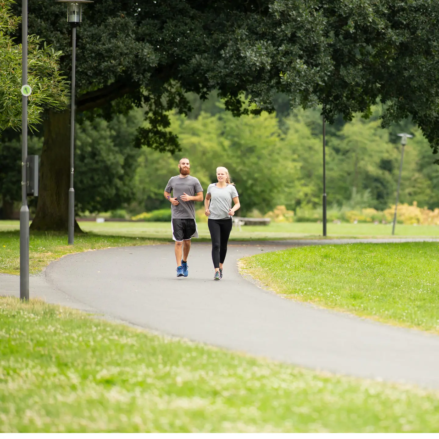 Läuferin und Läufer auf dem Fitness-Trail