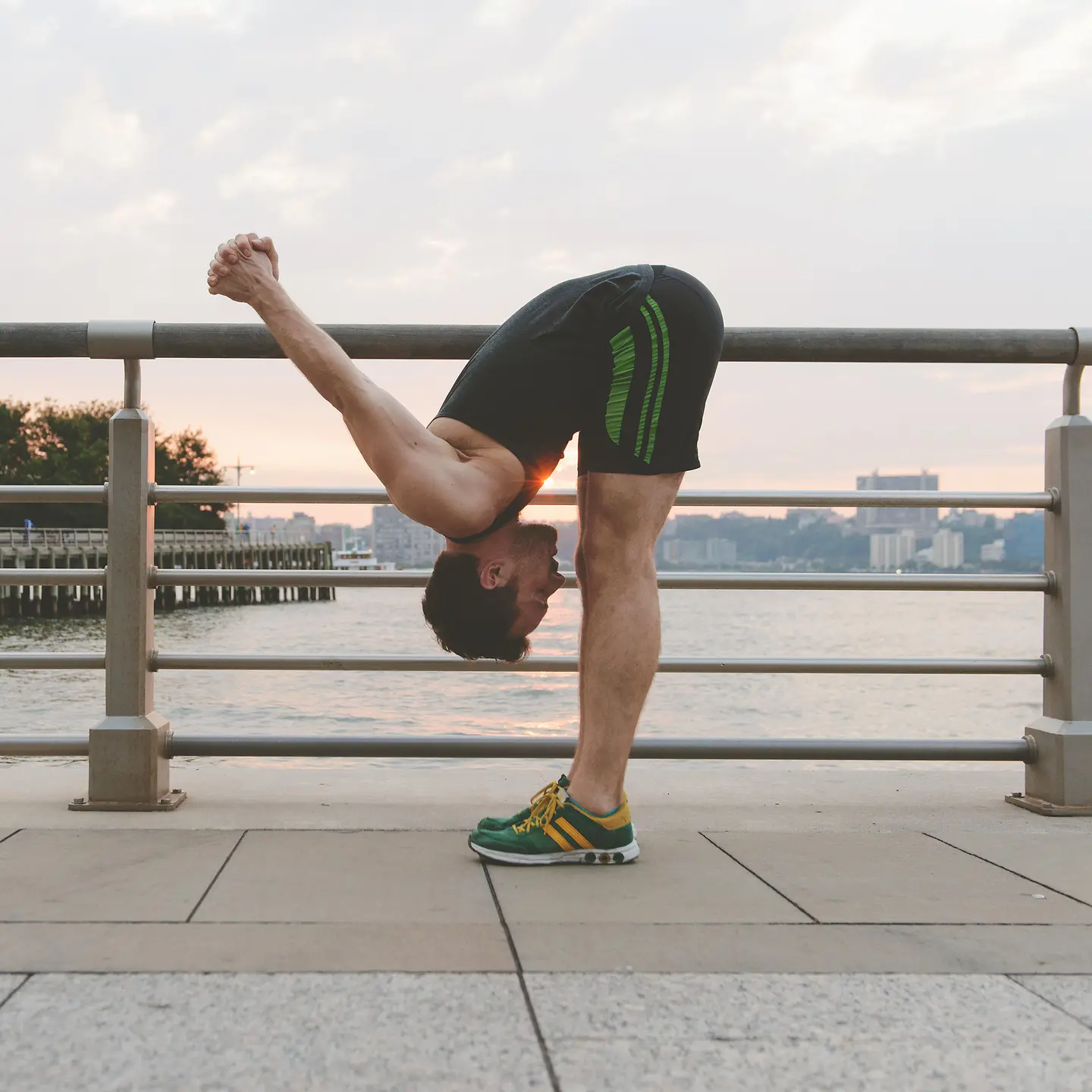 Ein junger Mann dehnt seinen Rücken