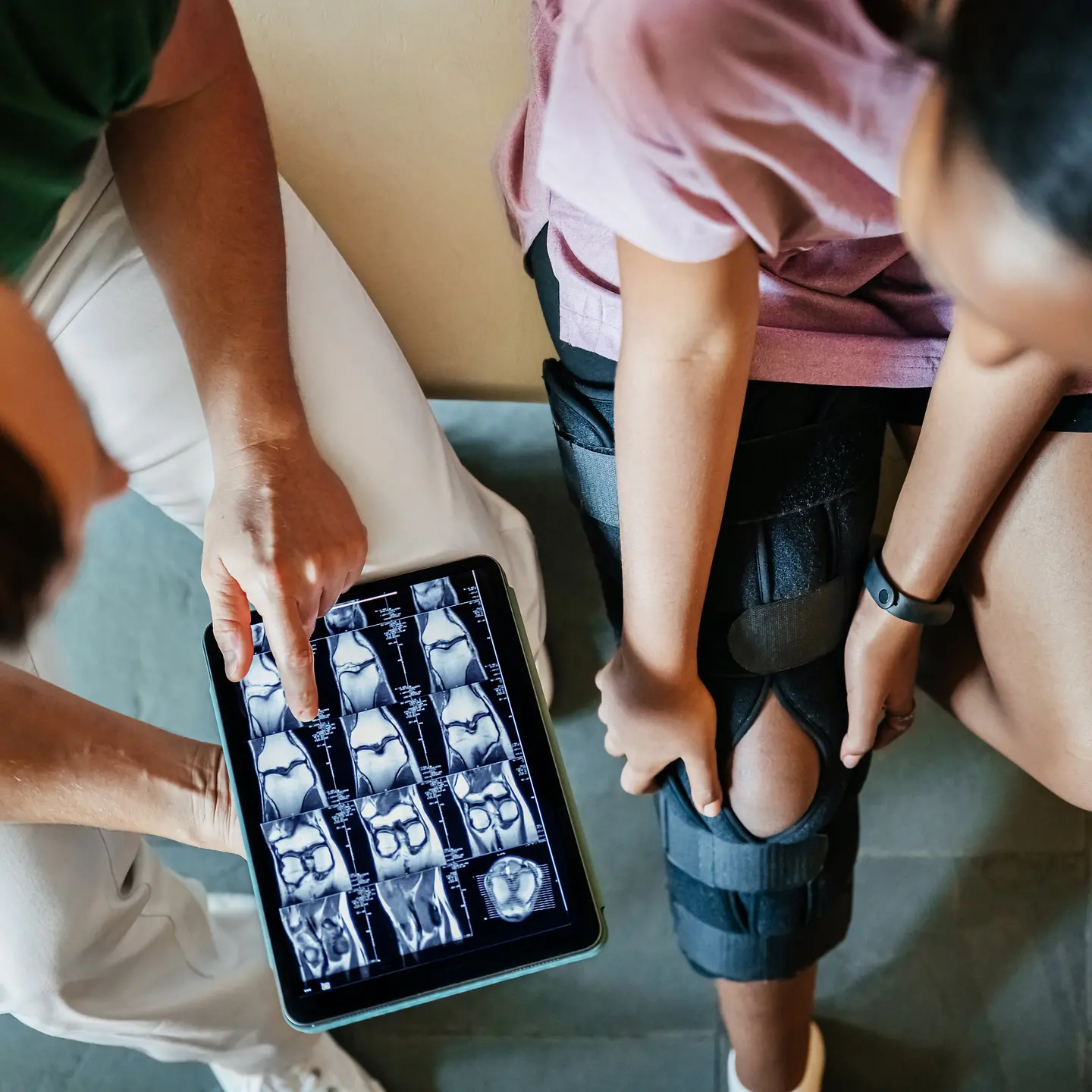 Ene verletzte Frau ist im Gespräch mit Krankenschwester nach CT-Scan im Krankenhaus.