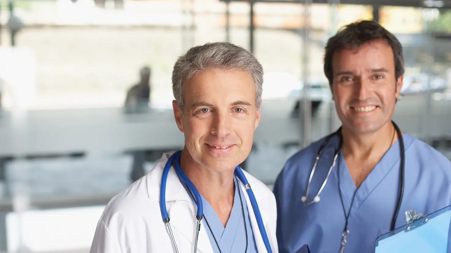Zwei Ärzte mit Stethoskop
