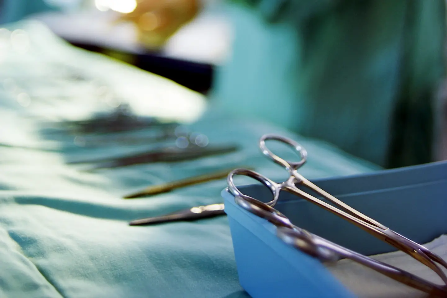 Operationsbesteck auf einem OP-Tisch
