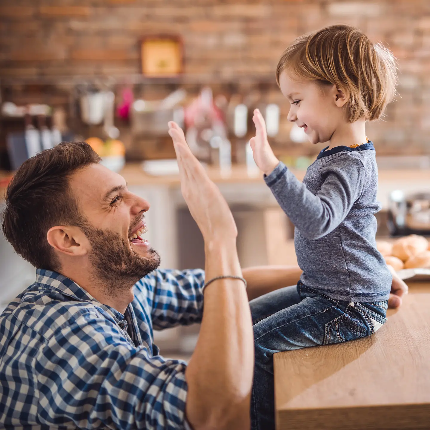 Vater und Sohn geben sich einen Handschlag