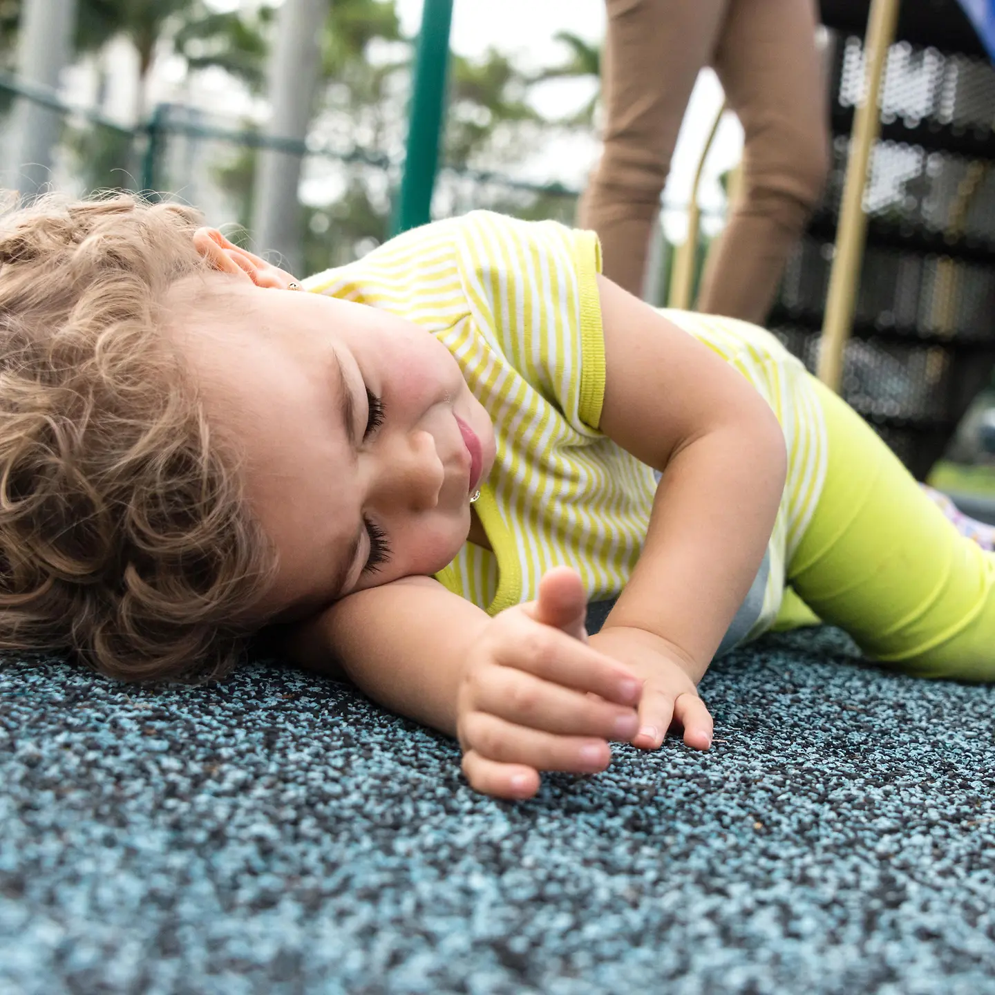 Ein kleines Kind liegt bewusstlos auf dem Boden