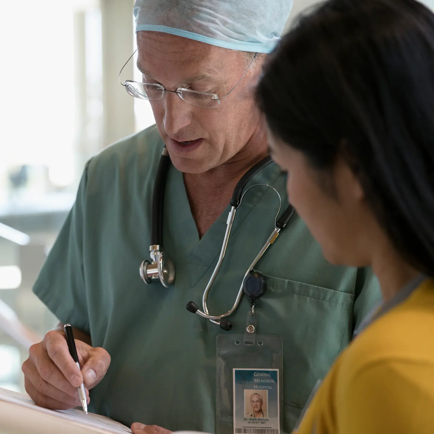 Ein Arzt spricht mit einer Patientin