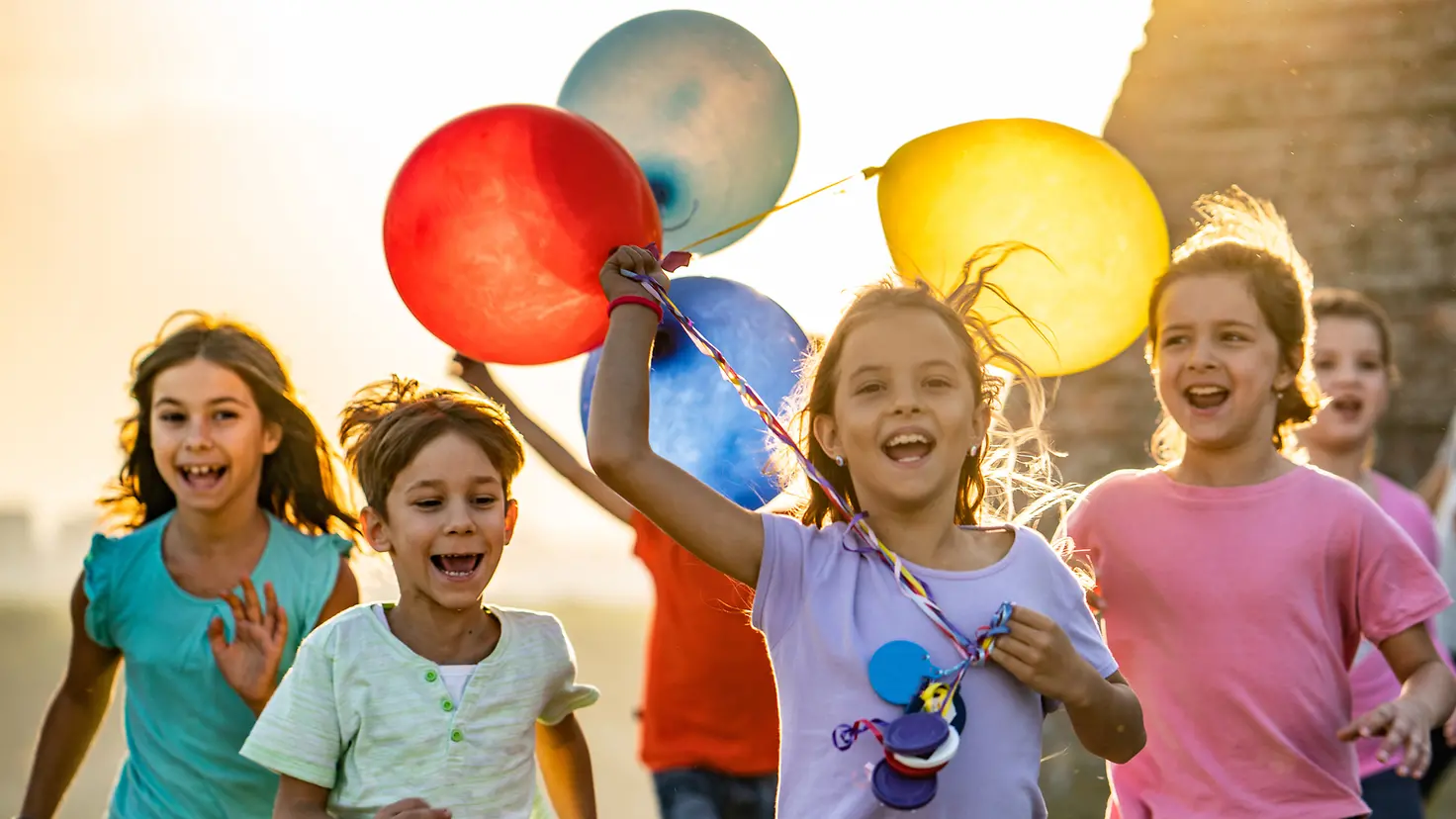 Eine Gruppe von Kindern mit Luftballons